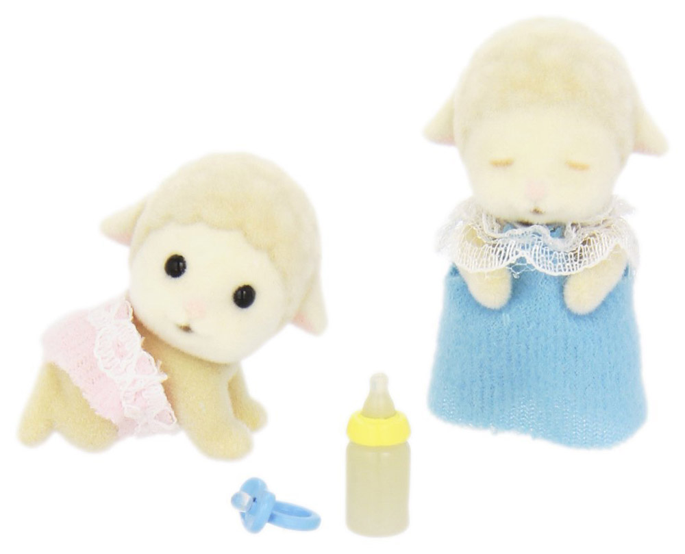 Sylvanian Families Набор фигурок Овечки-двойняшки3223 Sylvanian Families Набор фигурок Овечки-двойняшки3223Игровой набор Овечки-двойняшки привлечет внимание вашего ребенка и станет отличным подарком для поклонников жителей чудесной страны Sylvanian Families. Набор состоит из двух маленьких очаровательных овечек-двойняшек, бутылочки и соски. Овечки еще совсем маленькие, поэтому их нужно кормить из бутылочки и давать соску. Компания была основана в 1985 году, в Японии. Sylvanian Families очень популярен в Европе и Азии, и, за долгие годы существования, компания смогла добиться больших успехов. 3 года подряд в Англии бренд Sylvanian Families был признан Игрушкой Года. Сегодня у героев Sylvanian Families есть собственное шоу, полнометражный мультфильм и сеть ресторанов, работающая по всей Японии. Sylvanian Families - это целый мир маленьких жителей, объединенных общей легендой. Жители страны Sylvanian Families - это кролики, белки, медведи, лисы и многие другие. У каждого из них есть дом, в котором есть все необходимое для счастливой жизни. В...