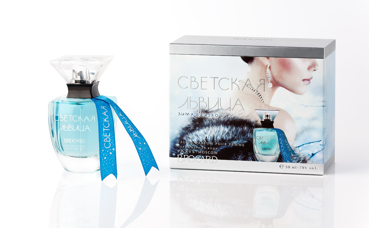 Светская Львица Brocard Зима Близко Парфюмерная вода для женщин 50 ml80030902 Светская Львица Brocard Зима Близко Парфюмерная вода для женщин 50 ml80030902Прохладный, немного отстраненно-аристократический аромат начинается с легких акватических нот ветра северного моря, смягченных сладостью тропических фруктов и изысканных цветов. Контрастная, цветочно-фруктовая композиция в холодную погоду навеет мысли о неземном блаженстве на лазурном берегу. Жарким летом подарит зимнюю прохладу. Сложный, многогранный ароматический коктейль с арктическим льдом.