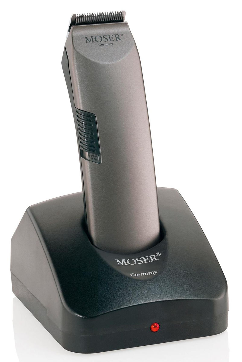 Триммер аккумуляторный для стрижки Moser со съемным ножом Akku1556-0062 Триммер аккумуляторный для стрижки Moser со съемным ножом Akku1556-0062Один из лучших в мире триммеров, обладающих поистине мягким ходом и поразительно тихой работой. По характеристикам среза триммер Moser Akku является одной из лучших окантовочных машинок в мире. Модель известна довольно давно, но продолжает оставаться востребованной среди многих грумеров и парикмахеров. Триммер оснащен роторным мотором с пониженной шумностью, обладающим довольно высоким усилием, передаваемым на нож . Скорость – 5100 об/мин. Триммер имеет удобную, эргономичную форму, и хорошо сбалансирован по весу, поэтому очень хорошо ложится в руку при стрижке. Благодаря таким характеристикам триммер обычно рекомендуют для деликатных стрижек в области морды, ушей и лап любых пород. Время автономной работы от встроенного аккумулятора до 120 мин. (На предыдущих модификациях – до 60 мин.) Время зарядки – 12 ч. Триммер комплектуется быстросъемным ножевым блоком шириной 30 мм и длиной среза 0,1 мм. Дополнительно на триммер могут устанавливаться :...