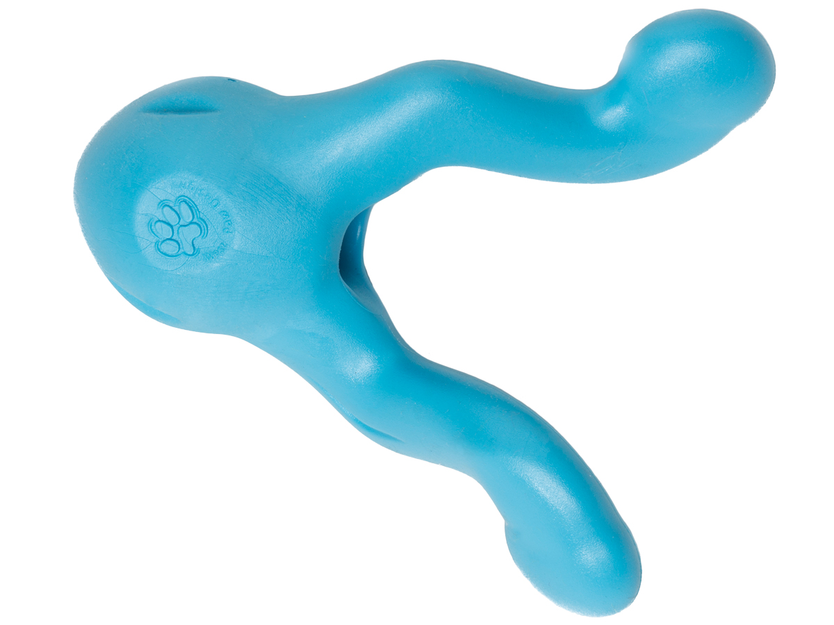 Игрушка для собак Zogoflex Tizzi Mini для лакомств 12 см голубая736561 Игрушка для собак Zogoflex Tizzi Mini для лакомств 12 см голубая736561Игрушка Zogoflex Tizzi Mini изготовлена из прочного и пластичного материала, устойчивого к зубам питомца, но мягкого настолько, что он не может травмировать полость рта собаки. Перетяжка подойдет для самостоятельных игр. Собака может просто грызть, а для дополнительного привлечения питомца можно наполнить игрушку лакомством. Плавает в воде. Мы гарантируем однократную замену игрушки на новую, при условии, если Ваш питомец смог разрушить игрушку. Материал не токсичен, не содержит фталатов. Страна-производитель: США.
