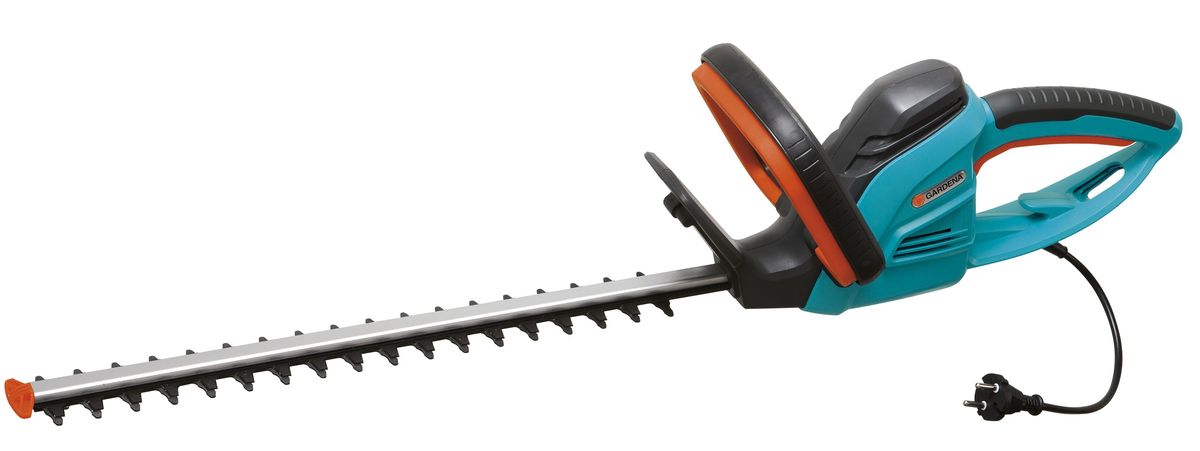 Кусторез GARDENA EasyCut 4209830-20.000.00 Кусторез GARDENA EasyCut 4209830-20.000.00Легкие электрические ножницы для живой изгороди GARDENA EasyCut 42 прекрасно подходят для удобной стрижки небольших изгородей. Благодаря рукоятке эргономичной формы ножницы удобно лежат в руке. Большая кнопка запуска позволяет легко и безопасно включить инструмент в любой ситуации. Оптимизированная геометрия лезвий гарантирует эффективную, быструю и чистую обрезку. Кроме того, она обеспечивает плавность работы при низком уровне вибрации и дает возможность прилагать меньше усилий. Электрические ножницы для живой изгороди оснащены мощным высокопроизводительным двигателем для энергичной и продолжительной обрезки в один прием - без застреваний и остановок. GARDENA заботится о Вашей безопасности. Щиток на конце лезвия оберегает пользователя от отдачи при обрезке близко к поверхности земли и защищает лезвие от повреждений. Механизм разгрузки натяжения кабеля предотвращает случайное отсоединение удлинителя.