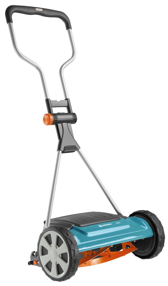 Газонокосилка барабанная Gardena 400 С Comfort04022-20.000.00 Газонокосилка барабанная Gardena 400 С Comfort04022-20.000.00С помощью барабанной газонокосилки Gardena 400 С Comfort вы сможете легко и быстро создать английский газон на площади до 250 м2. Когда вы толкаете газонокосилку вперед, режущий цилиндр и контрнож начинают двигаться. Этот механизм, подобно ножницам, поднимает и срезает траву. Отличительная особенность модели является то, что режущий цилиндр и контрнож не соприкасаются, что делает работу приятной и бесшумной. Режущий цилиндр из высококачественной закаленной стали с покрытием от налипания и остро заточенный контрнож стригут траву аккуратно и точно, обеспечивая идеальный уход за вашим газоном. Барабанная газонокосилка Gardena 400 С Comfort снабжена множеством элементов, благодаря которым кошение становится более простым и удобным. Особого упоминания заслуживают большие колеса со специальным профильным рисунком и мягкими пластиковыми элементами, а также рукоятка эргономичной формы, которую можно сложить для компактного хранения. Удобный регулятор позволяет без труда...