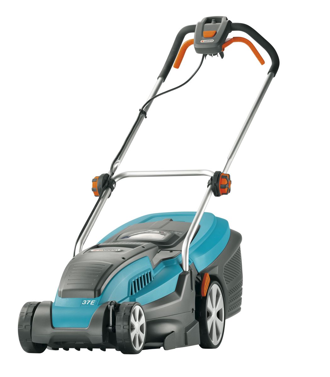 Газонокосилка Gardena PowerMax 37 E04075-20.000.00 Газонокосилка Gardena PowerMax 37 E04075-20.000.00Мощная и удобная электрическая газонокосилка Gardena PowerMax 37 E с PowerPlus: электрическим двигателем с ременной передачей на нож обеспечивают аккуратный результат кошения. Широкое смотровое окошко для определения уровня заполнения и большое отверстие для опорожнения значительно облегчают работу с травосборником. Травосборник расположен между стойками рукоятки, и при необходимости его можно без труда снять, потянув вверх. Желаемая высота кошения легко устанавливается при помощи одного рычага - путем выбора одного из пяти вариантов, текущий уровень указан на шкале. Практичная функция: ручка быстро складывается, обеспечивая удобство транспортировки и компактное хранение. Упрочненный нож с проработанной геометрией DuraEdge обеспечивает повышенное качество мульчирования и увеличенный воздушный поток при работе со сбором травы. Задние колеса увеличенного размера способствуют повышению маневренности. Регулировка высоты стрижки: центральная. ...