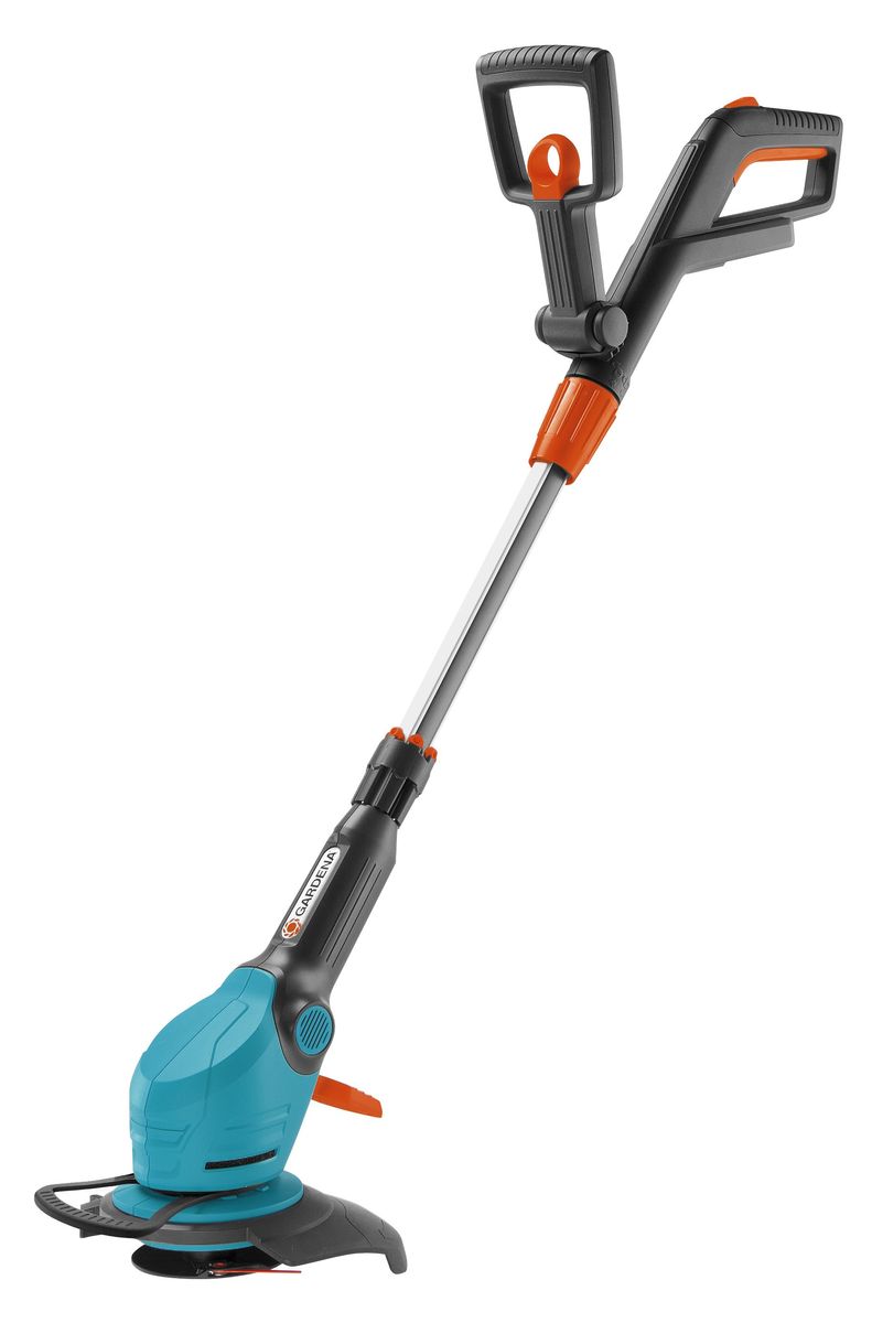 Триммер электрический Gardena EasyCut Li-18/23R09823-20.000.00 Триммер электрический Gardena EasyCut Li-18/23R09823-20.000.00Легкий аккумуляторный триммер Gardena EasyCut Li-18/23R чрезвычайно прост в эксплуатации и особенно удобен при обработке протяженных кромок газона и кошении травы в труднодоступных местах. Сменный литиево-ионный аккумулятор характеризуется высокой производительностью, что означает продолжительное кошение густой травы. Система кошения при помощи пластиковых ножей RotorCut обеспечивает низкий уровень шума и превосходные результаты кошения. Легко регулируемая рукоятка удлиненной формы гарантирует комфорт рабочего положения и эргономичность. Телескопическая штанга настраивается под рост пользователя. Угол наклона штанги относительно режущего блока регулируется, что упрощает кошение в труднодоступных местах, например, под садовыми скамейками. При кошении вблизи клумб и цветников может быть установлено приспособление для защиты растений, предотвращающее повреждение цветов. Благодаря блокиратору выключателя предотвращается непреднамеренный запуск инструмента. Первичная сборка не требует...