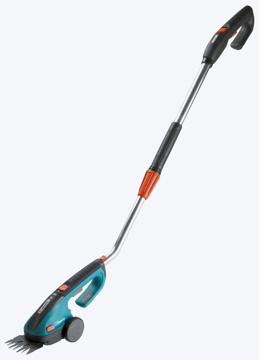 Ножницы для газонов Gardena ClassicCut аккумуляторные с телескопической рукояткой08890-20.000.00 Ножницы для газонов Gardena ClassicCut аккумуляторные с телескопической рукояткой08890-20.000.00Комплект аккумуляторных газонных ножниц Gardena ClassicCut дает возможность с удобством подстригать кромки газонов, не подключая устройство к электросети - и не наклоняясь. В комплект входит телескопическая поворотная рукоятка, позволяющая подстригать газон стоя. Колесики обеспечивают легкое перемещение по траве. Для удобства рукоятка поворачивается в любую сторону с шагом 45°. Плавное изменение высоты от 85 до 120 см для оптимальной регулировки в соответствии с ростом пользователя и выполняемой работой. Мощная, простая в обслуживании литий-ионная аккумуляторная батарея гарантирует легкость работы и прекрасную производительность. Светодиодный дисплей постоянно показывает уровень заряда аккумулятора и позволяет оценить оставшееся время работы, а также вовремя сигнализирует о необходимости подзарядки. Съемные ножи прецизионной заточки имеют покрытие от налипания. Ножи заменяются без помощи инструментов - невероятно просто, быстро и безопасно. В комплект поставки...