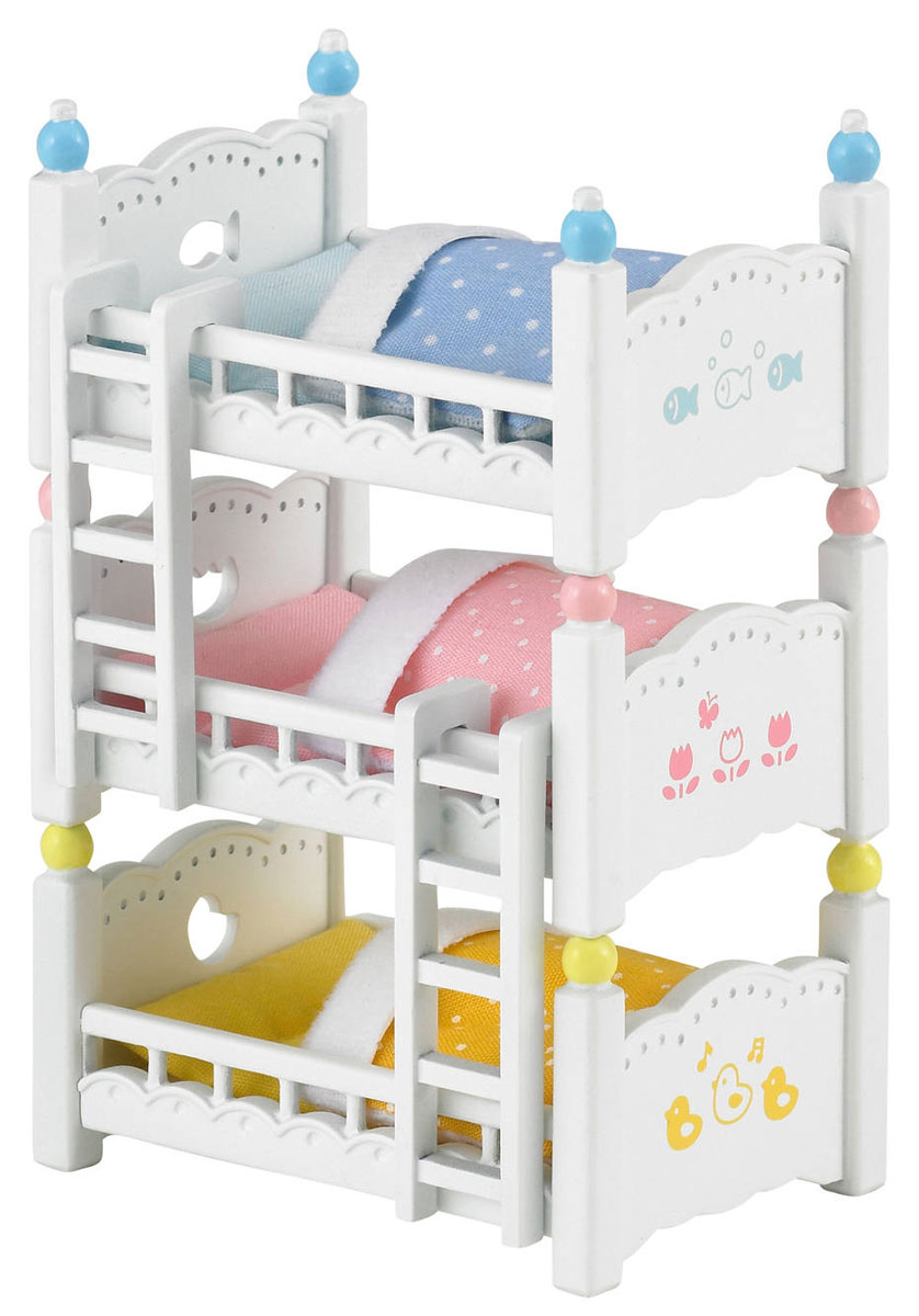 Sylvanian Families Игровой набор Трехъярусная кровать2919 Sylvanian Families Игровой набор Трехъярусная кровать2919Игровой набор Трехъярусная кровать привлечет внимание вашего ребенка и станет отличным подарком для поклонников жителей чудесной страны Sylvanian Families. В комплект входят три кроватки, которые легко складываются в трехъярусную кровать, две лесенки и спальные принадлежности. Фигурки в комплект не входят! Компания была основана в 1985 году, в Японии. Sylvanian Families очень популярен в Европе и Азии, и, за долгие годы существования, компания смогла добиться больших успехов. 3 года подряд в Англии бренд Sylvanian Families был признан Игрушкой Года. Сегодня у героев Sylvanian Families есть собственное шоу, полнометражный мультфильм и сеть ресторанов, работающая по всей Японии. Sylvanian Families - это целый мир маленьких жителей, объединенных общей легендой. Жители страны Sylvanian Families - это кролики, белки, медведи, лисы и многие другие. У каждого из них есть дом, в котором есть все необходимое для счастливой жизни. В городе, где живут герои,...