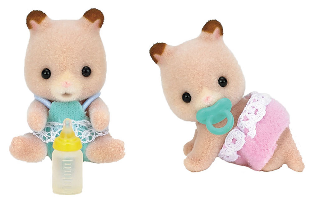 Sylvanian Families Набор фигурок Хомяки-двойняшки3586 Sylvanian Families Набор фигурок Хомяки-двойняшки3586Игровой набор Sylvanian Families Хомяки-двойняшки привлечет внимание вашей малышки и не позволит ей скучать. Набор включает в себя две фигурки хомяков в розовом и бирюзовом костюмчиках и аксессуары для них: пустышку и бутылочку для кормления. Фигурки выполнены из пластика и покрыты мягким приятным на ощупь флоком. Ваша малышка будет часами играть с набором, придумывая различные истории. Sylvanian Families - это целый мир маленьких жителей, объединенных общей легендой. Жители страны Sylvanian Families - это кролики, белки, медведи, лисы и многие другие. У каждого из них есть дом, в котором есть все необходимое для счастливой жизни. В городе, где живут герои, есть школа, больница, рынок, пекарня, детский сад и множество других полезных объектов. Жители этой страны живут семьями, в каждой из которой есть дети. В домах Sylvanian Families царит уют и гармония. Домашние животные радуют хозяев. Здесь продумана каждая мелочь, от одежды до мебели и...