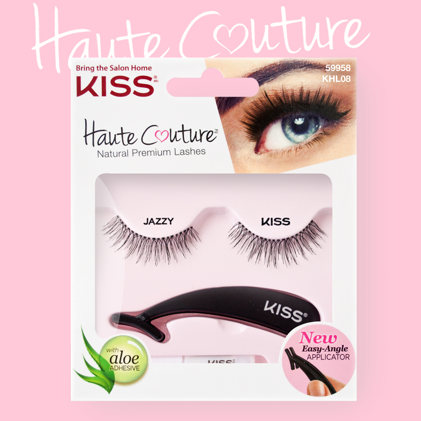 Kiss Haute Couture Накладные ресницы Single Lashes Jazzy KHL08GT12-018 Kiss Haute Couture Накладные ресницы Single Lashes Jazzy KHL08GT12-018Накладные ресницы Kiss Haute Couture Jazzy (KHL08C) делают взгляд открытым, создают эффект «широко распахнутых глаз». Подходят для дневного и вечернего макияжа. Изготовлены вручную из натурального волоса, отличаются великолепным качеством и мягкостью, комфортны для глаз. Изогнутая форма пинцета очень удобна для крепления ресниц. Клей с содержанием алоэ обеспечивает гипоаллергенность. Протестировано и одобрено дерматологами. Можно использовать несколько раз. Снятие ресниц не требует дополнительных средств: просто приложите ватный диск с теплой водой и снимите ресницы. Состав набора: пара накладных ресниц, пинцет, клей.