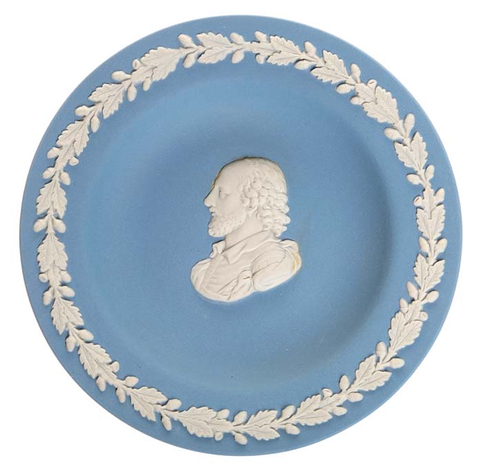 Тарелка декоративная. Голубой бисквит, рельеф белого цвета. Wedgwood, Великобритания, 1980-е гг.15830 Тарелка декоративная. Голубой бисквит, рельеф белого цвета. Wedgwood, Великобритания, 1980-е гг.15830Декоративная тарелка украшена рельефом белого цвета. Голубой бисквит. Маркировка: клеймо в тесте Wedgwood. Made in England. Датировка: Великобритания, 1980-е гг. Диаметр - 11 см. Сохранность коллекционная, без сколов и трещин, без повреждений, без утрат.