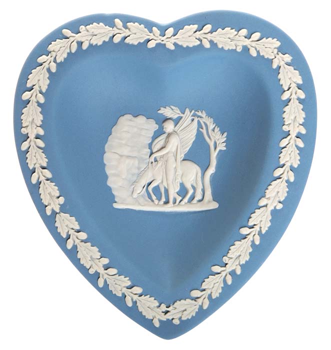 Тарелочка для украшений. Голубой бисквит, рельеф. Wedgwood, Великобритания, 1980-е гг.шк.ал.121 Тарелочка для украшений. Голубой бисквит, рельеф. Wedgwood, Великобритания, 1980-е гг.шк.ал.121Тарелочка для украшений украшена рельефом белого цвета c античным сюжетом. Голубой бисквит. Маркировка: клеймо в тесте Wedgwood. Made in England. Датировка: Великобритания, 1980-е гг. Размер: 11 х 11 см. Сохранность коллекционная, без сколов и трещин, без повреждений, без утрат.