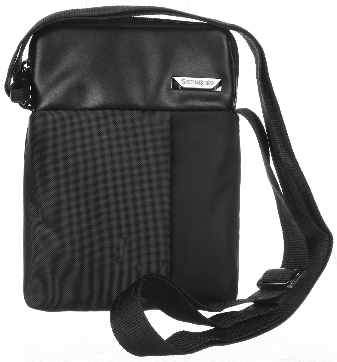 Сумка мужская Samsonite, цвет: черный. 49D-0900149D-09001 Сумка мужская Samsonite, цвет: черный. 49D-0900149D-09001Стильная мужская сумка Samsonite выполнена из нейлона и полиуретана, оформлена металлической фурнитурой с символикой бренда. Изделие содержит одно основное отделение, закрывающееся на застежку-молнию. Внутри сумки расположен небольшой встроенный органайзер, включающий в себя два фиксатора для ручек и два кармашка для пластиковых карт. Задняя сторона сумки дополнена накладным карманом на застежке- липучке. На лицевой стороне расположен скрытый кармашек на молнии. Изделие оснащено практичным плечевым ремнем регулируемой длины. Сегодня мужская сумка - необходимый аксессуар для современного мужчины.