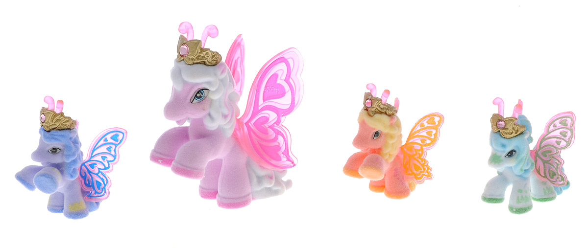 Filly Dracco Набор мини-фигурок Волшебная семья ValentinaValentina/astM770028-3240 (UT20580) Filly Dracco Набор мини-фигурок Волшебная семья ValentinaValentina/astM770028-3240 (UT20580)Набор мини-фигурок Filly Dracco Волшебная семья Valentina понравится всем юным любительницам лошадок Filly! У волшебных лошадок тоже есть своя семья! Мама-бабочка воспитывает трех хулиганов в прекрасном саду посреди волшебного леса Папиллия. В наборе с лошадками четыре карточки и буклет коллекционера. У лошадок есть красочные крылья, украшенные фамильным гербом их семьи. Каждая лошадка имеет бархатное покрытие и доброжелательное улыбчивое личико. Все детали фигурок расписаны с любовью и реалистичностью. Помимо крылышек бабочки от обычных лошадок Филли отличаются также усиками и короной. При помощи ярких усиков персонажи волшебного леса общаются между собой. Короны же украшены кристаллами Swarowski. Вы можете собрать всю коллекцию и разыграть сцены из жизни красавиц бабочек! Ваша дочурка с удовольствием будет играть с набором и устраивать настоящие волшебные приключения в мире Filly Butterfly!