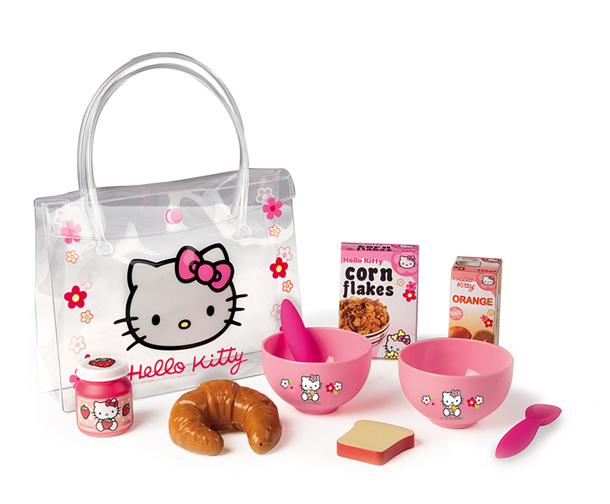 Smoby Набор для завтрака Hello Kitty24353 Smoby Набор для завтрака Hello Kitty24353С набором для завтрака Hello Kitty, состоящим из девяти предметов, ваша малышка сможет накормить свои любимые игрушки. Все элементы набора, изготовленные из пластика и картона, представляют собой уменьшенные копии настоящей кухонной посуды и продуктов. В наборе есть 2 мисочки с ложками, круассан, тост, пачка кукурузных хлопьев, апельсиновый сок в пачке и баночка с джемом. Теперь любимые игрушки вашего ребенка будут сыты и довольны. Посуда украшена изображениями любимой девичьей героини кошечки Kitty. Набор упакован в пластиковую сумочку с двумя ручками. Стильная прозрачная сумочка содержит одно отделение и закрывается на клапан с кнопкой. Посуда проста в уходе, легко моется, подойдет для игр дома и на улице.