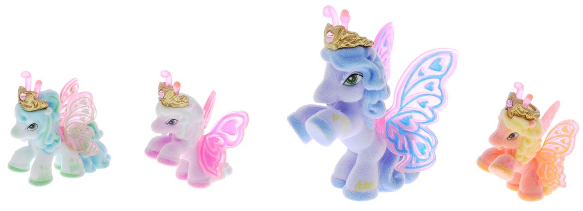 Filly Dracco Набор мини-фигурок Волшебная семья SazSaz/astM770028-3240 (UT20580) Filly Dracco Набор мини-фигурок Волшебная семья SazSaz/astM770028-3240 (UT20580)Набор мини-фигурок Filly Dracco Волшебная семья Saz понравится всем юным любительницам лошадок Filly! У волшебных лошадок тоже есть своя семья! Мама-бабочка воспитывает трех принцесс в прекрасном саду посреди волшебного леса Папиллия. У лошадок есть красочные крылья, украшенные фамильным гербом их семьи. Каждая лошадка имеет бархатное покрытие и доброжелательное улыбчивое личико. Все детали фигурок расписаны с любовью и реалистичностью. Помимо крылышек бабочки от обычных лошадок Филли отличаются также усиками и короной. При помощи ярких усиков персонажи волшебного леса общаются между собой. Короны украшены кристаллами Swarowski. В наборе с лошадками четыре карточки и буклет коллекционера. Вы можете собрать всю коллекцию и разыграть сцены из жизни красавиц бабочек! Ваша дочурка с удовольствием будет играть с набором и устраивать настоящие волшебные приключения в мире Filly Butterfly!