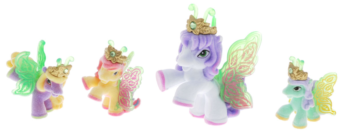 Filly Dracco Набор мини-фигурок Волшебная семья NinaNina/astM770028-3240 (UT20580) Filly Dracco Набор мини-фигурок Волшебная семья NinaNina/astM770028-3240 (UT20580)Набор мини-фигурок Filly Dracco Волшебная семья Nina понравится всем юным любительницам лошадок Filly! У волшебных лошадок тоже есть своя семья! Мама-бабочка воспитывает трех малышек в прекрасном саду посреди волшебного леса Папиллия. У лошадок есть красочные крылья, украшенные фамильным гербом их семьи. Каждая лошадка имеет бархатное покрытие и доброжелательное улыбчивое личико. Все детали фигурок расписаны с любовью и реалистичностью. Помимо крылышек бабочки от обычных лошадок Филли отличаются также усиками и короной. При помощи ярких усиков персонажи волшебного леса общаются между собой. Короны украшены кристаллами Swarowski. В наборе с лошадками четыре карточки и буклет коллекционера. Вы можете собрать всю коллекцию и разыграть сцены из жизни красавиц бабочек! Ваша дочурка с удовольствием будет играть с набором и устраивать настоящие волшебные приключения в мире Filly Butterfly!