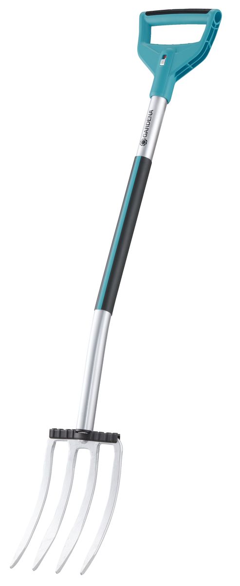 Вилы Gardena Terraline, садовые03781-24.000.00 Вилы Gardena Terraline, садовые03781-24.000.00Вилы Gardena Terraline предназначены для копания, удаления и рыхления грунта, особенно в местах, засаженных растениями. Вилы не повреждают корни. Softec амортизатор уменьшает отскок инструмента во время копания грунта (например, при ударе о камень или при перерезании толстых корней). Очень широкая рукоятка с компонентами из мягкого пластика для захвата двумя руками обеспечивает хорошее приложение усилия, удобство обращения и приятную работу. Защита наступа увеличенного размера с прочным упором для ноги обеспечивает хорошее приложение усилия и уменьшает опасность травмы при случайном соскальзывании ноги. Профиль рукоятки имеет каплеобразную форму для предотвращения непреднамеренного искривления. Рукоятка оптимальной формы с пластиковой накладкой бережет кожу и обеспечивает приятный, нескользящий захват. Закаленное лезвие и зубцы копьевидной формы изготовлены из высококачественной стали с улучшенным покрытием.