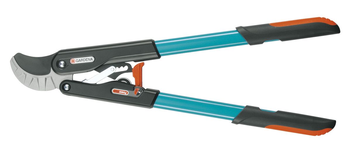 Сучкорез Gardena Comfort SmartCut с храповым механизмом08773-20.000.00 Сучкорез Gardena Comfort SmartCut с храповым механизмом08773-20.000.00Сучкорез Gardena Comfort SmartCut с храповым механизмом - это исключительно мощный и простой в использовании сучкорез, который можно с легкостью применять для различных нужд. Инновационная храповая технология позволяет без усилий срезать самые толстые и твердые ветки максимум в четыре приема. Храповой механизм автоматически активируется именно в тот момент, когда прямого срезания становится недостаточно; уход за деревьями осуществляется быстро и просто. Сучкорез с храповым механизмом Comfort SmartCut дает возможность легко и чисто обрезать ветки диаметром до 45 мм. Сучкорез имеет алюминиевую наковаленку и верхнее лезвие прецизионной заточки с покрытием от налипания. Инструмент очень удобен в работе. Овальные алюминиевые рукоятки обеспечивают высокую стабильность при небольшом весе. Эргономичные ручки с мягкими элементами гарантируют комфорт и надежность захвата. Длина сучкореза - 59 см.