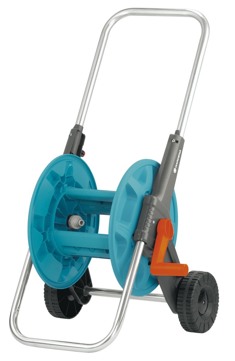 Тележка для шланга Gardena 50 Classic08011-20.000.00 Тележка для шланга Gardena 50 Classic08011-20.000.00Тележка для шланга Gardena 50 Classic предназначена для легкого перемещения шланга по участку среднего и большого размера. Катушка рассчитана на шланг длиной не более 50 м диаметром 13 мм (1/2 дюйма), шланг длиной не более 40 м диаметром 15 мм (5/8 дюйма) или шланг длиной не более 30 м диаметром 19 мм (3/4 дюйма). Наличие приводной ручки облегчает эксплуатацию катушки. Рукоятку с комфортной для рук поверхностью при необходимости можно сложить, что обеспечивает компактное хранение. Внутри катушки расположен шарнирный штуцер, который предотвращает перекручивание шланга и защищает его от повреждения. Встроенный механизм защиты от течи предотвращает разлив воды при транспортировке и по завершении использования катушки. Вода больше не будет вытекать, благодаря чему место хранения остается сухим. Боковые стороны катушки имеют треугольную форму и низкий центр тяжести, обеспечивая ее высокую устойчивость (опрокинуть катушку сложно). Такая удобная для переноса...