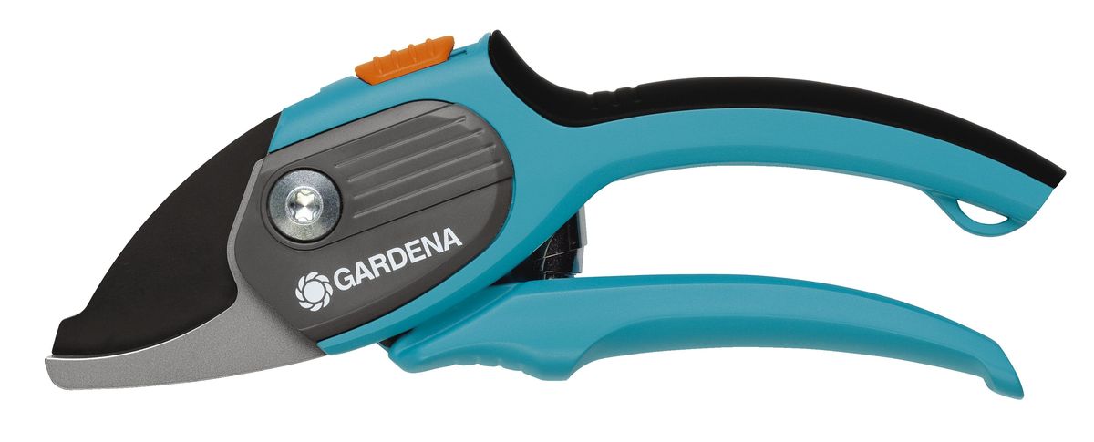 Секатор Gardena Comfort. 08904-20.000.0008904-20.000.00 Секатор Gardena Comfort. 08904-20.000.0008904-20.000.00Секатор Gardena Comfort прекрасно подходит для срезания цветов, молодых побегов и зеленых веток. Благодаря короткой головке вы сможете выполнять обрезку даже в узких и труднодоступных местах. Лезвия расположенной под углом режущей головки имеют прецизионную заточку и покрытие от налипания. Эргономичные рукоятки с мягкими элементами удобно лежат в руке. Два различных положения захвата позволяют производить как мощную обрезку, так и быстрое срезание. В секаторе также имеется желобок для стекания сока. Фиксатор, переключаемый одной рукой, дает возможность с легкостью заблокировать секатор для безопасного хранения. Максимальный диаметр реза: 2 см.