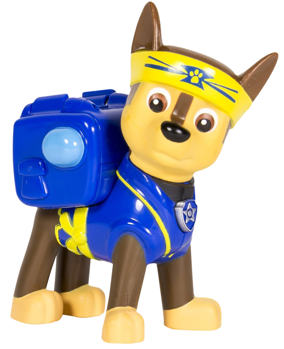 Paw Patrol Фигурка Chase с рюкзаком-трансформером16655_20070742 Paw Patrol Фигурка Chase с рюкзаком-трансформером16655_20070742Фигурка Paw Patrol Chase с рюкзаком-трансформером станет отличным подарком для маленьких поклонников мультсериала Щенячий патруль. Фигурка выполнена из прочного высококачественного пластика. Голова фигурки вращается. При нажатии на кнопку, расположенную на груди, из рюкзака выдвигается мегафон и теннисная пушка. Ваш малыш сможет часами играть с этой очаровательной фигуркой, разыгрывая сценки из мультфильма, или придумывая собственные истории.