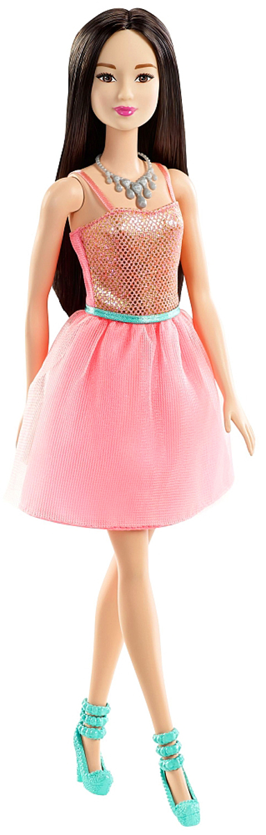 Barbie Кукла Брюнетка Сияние моды цвет платья светло-розовыйT7580_DGX83 Barbie Кукла Брюнетка Сияние моды цвет платья светло-розовыйT7580_DGX83Кукла Barbie Сияние моды порадует вашу малышку и доставит ей много удовольствия от часов, посвященных игре с ней. Кукла с длинными темными волосами одета в стильное платье с двойной юбочкой и блестящем топом. На ногах куколки - бирюзовые туфельки на высоком каблуке. Яркий образ куколки дополняет массивное светло-серое колье для Барби. Ваша малышка с удовольствием будет играть с куколкой, придумывая различные истории!