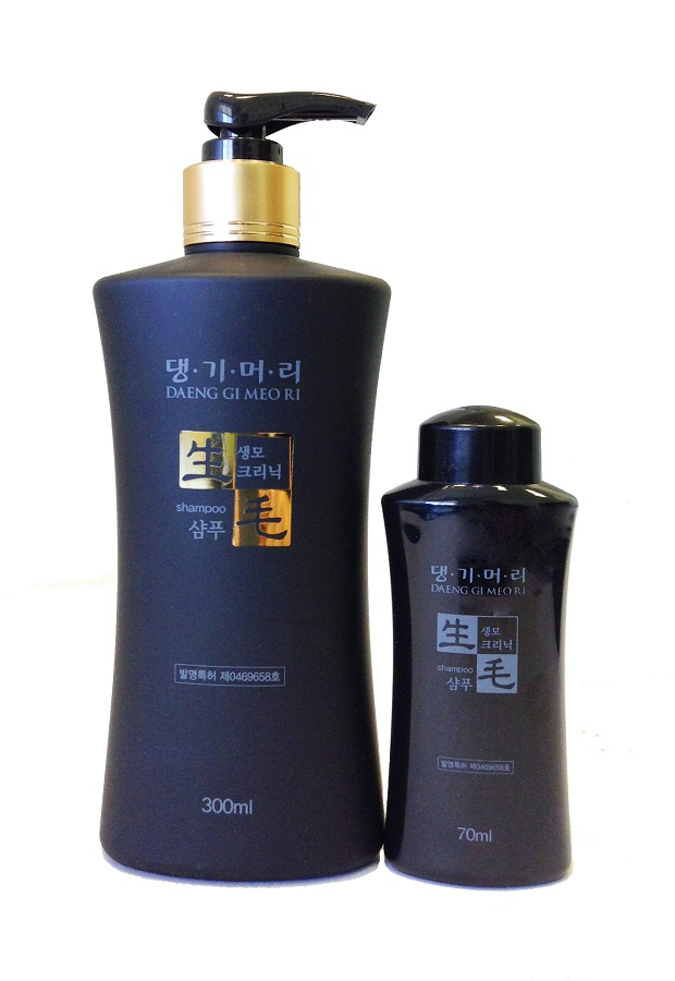 DaengGiMeоRi Набор (шампунь Intensive scalp care шампунь, 300 мл + шампунь, 70 мл)8807779057400 DaengGiMeоRi Набор (шампунь Intensive scalp care шампунь, 300 мл + шампунь, 70 мл)8807779057400Уникальная косметическая продукция Тенги Мори производится на основе экстрактов восточных лечебных трав по технологии, основанной на народных рецептах изготовления косметики в Корее. На 87% состоит из отвара лечебных трав. Интенсивно укрепляет ослабленные корни волос, устраняя зуд и перхоть. Эффективно борется с причинами выпадения волос, стимулирует рост новых. Не содержит красителей.