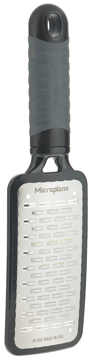 Терка ленточная Microplane, длина 27 см44009 Терка ленточная Microplane, длина 27 см44009Терка Microplane выполнена из нержавеющей стали и пластика. Она займет достойное место среди аксессуаров на вашей кухне. Оригинальный дизайн и качество исполнения не оставят равнодушными ни тех, кто любит готовить, ни опытных профессионалов-поваров. Очень удобная ручка не позволит выскользнуть терке из вашей руки. С помощью специального отверстия изделие можно повесить в любое месте на кухне. Длина терки: 27 см. Размер рабочей части: 6 х 13,2 см. Microplane - это легендарные американские терки. Продукцией Microplane пользуются все известные кулинары и повара всего мира, среди них знаменитый шеф-повар Джейми Оливер. Вся продукция Microplane производится на собственном заводе в США. Microplane используют самую качественную нержавеющую сталь. Благодаря уникальному химическому составу, продукция не окисляется и сохраняет большее количество витаминов и полезных веществ в продуктах. Для производства используются...