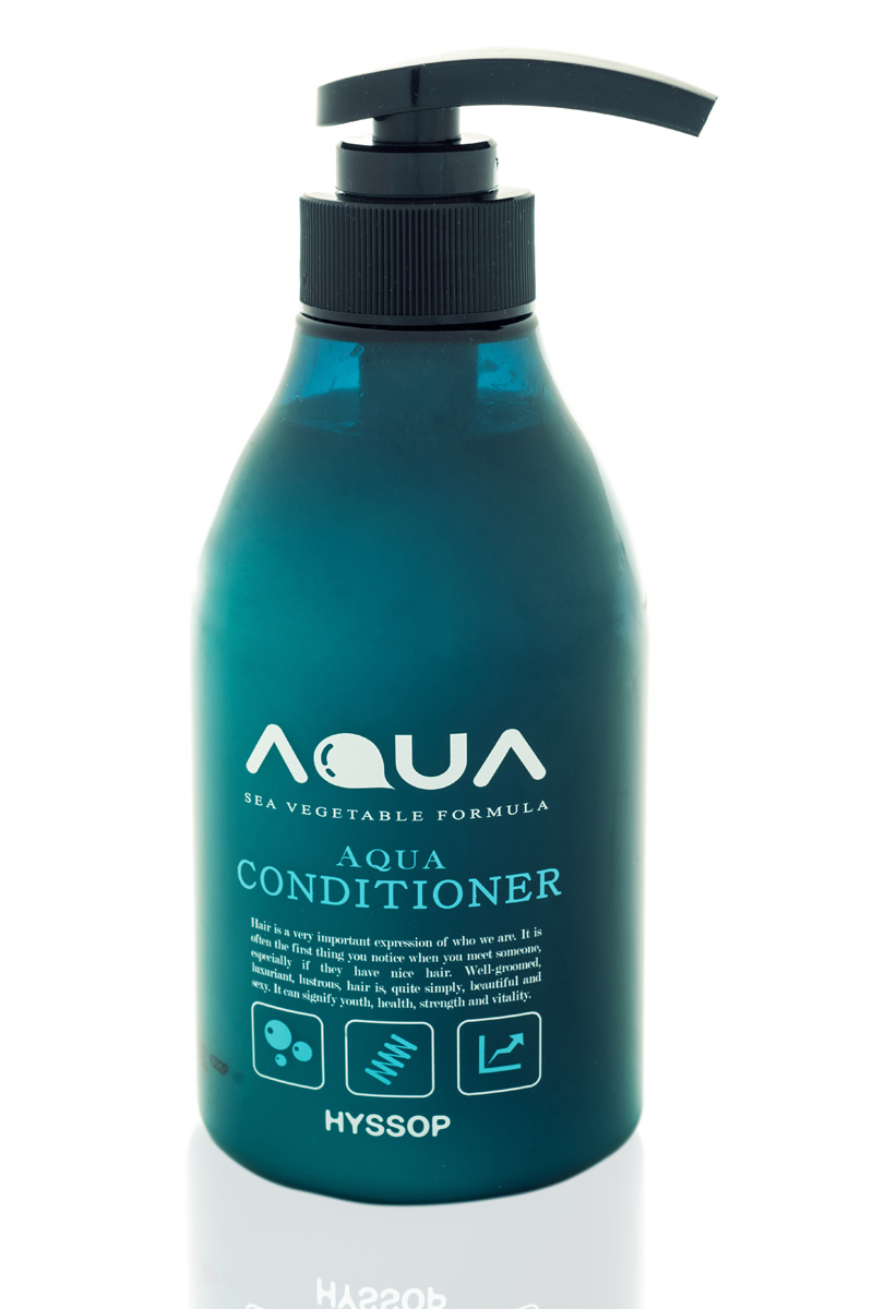 Aqua Кондиционер питательный Hyssop, 400 мл8809291368002 Aqua Кондиционер питательный Hyssop, 400 мл8809291368002Кондиционер для волос на основе морских водорослей и минералов. Интенсивно увлажняет, питает и восстанавливает поврежденные кончики волос. Уменьшает интенсивность работы сальных желез у корней волос. Делает волосы мягкими, придает объем и эластичность. Наполняет волосы силой и сиянием. Предотвращает спутывание. На основе морских водорослей Chlorella, Spirulina, Anthocyanin и органического экстракта синего зверобоя (hyssop organic extract). Облегчает расчесывание и укладку. Стимулирует, увлажняет, питает и защищает волосы от ежедневных стрессов. Содержит 60 морских минералов. Кислотный pH (идеален для окрашенных волос).