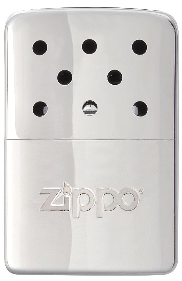 Каталитическая грелка Zippo. 4036040360 Каталитическая грелка Zippo. 4036040360Каталитическая бензиновая грелка для рук. Удобная и компактная, легко помещается в кармане или перчатке. Непрерывная работа возможна в течении более 6 часов. Будет полезна туристам, охотникам, рыболовам, тем, чья работа связана с долгим пребыванием на холоде. Грелка Zippo High Polish Chrome выделяет тепло путем каталитического горения. Пары топлива проходят через каталитический патрон, где окисляются кислородом – происходит беспламенное горение. Полной заправки хватает более чем на 6 часов работы. Катализатор – стекловолокно, покрытое тонким слоем платины. Для заправки настоятельно рекомендуется специальное очищенное топливо Zippo, так как использование обычного бензина быстро загрязнит катализатор, приведя его в негодность. Грелка Zippo имеет небольшой размер, что позволяет хранить ее в любом кармане или перчатке. Корпус грелки нагревается до 70° C, поэтому держать ее необходимо, предварительно поместив в чехол. Экологически безопасна, практически не выделяет...