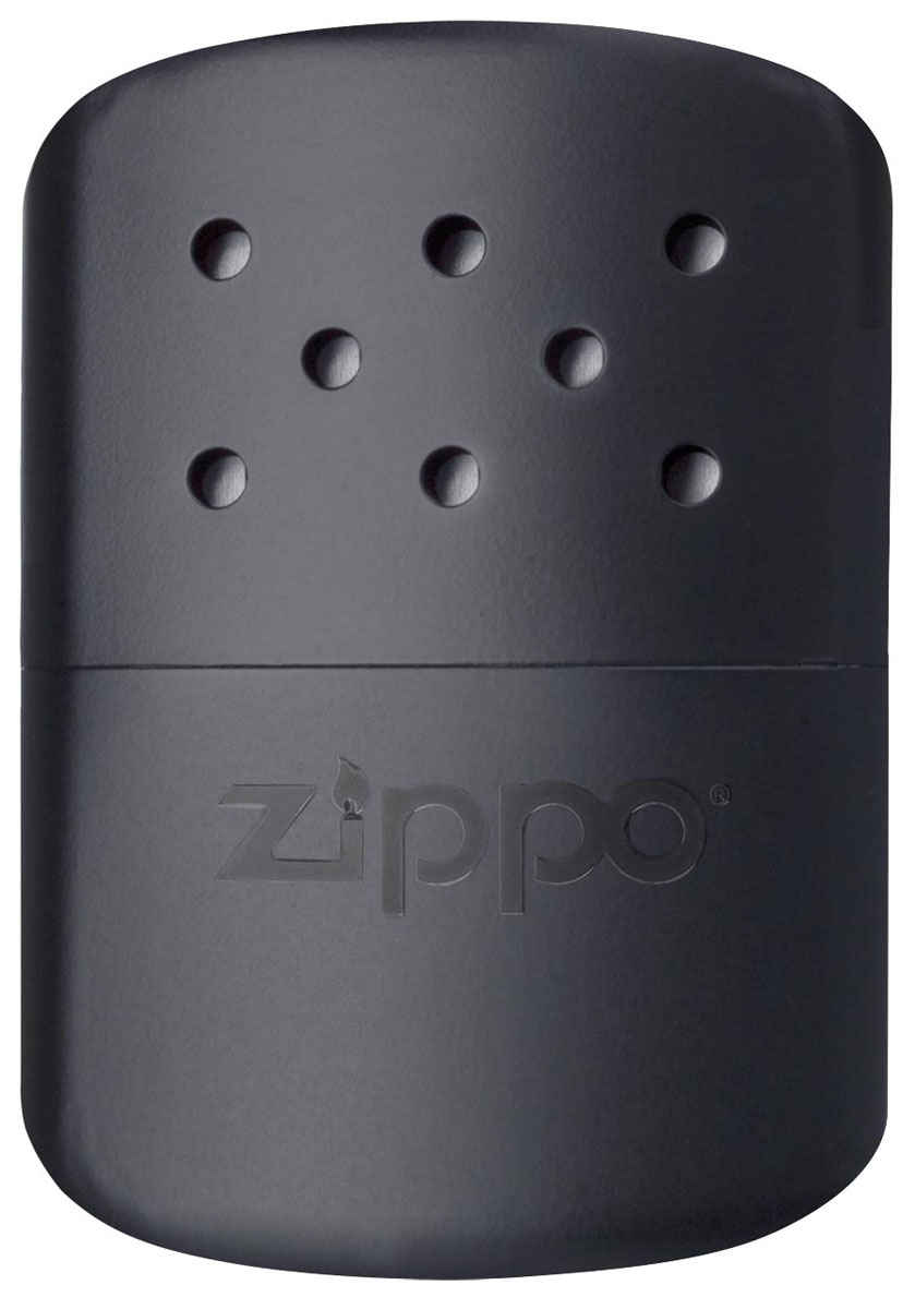 Каталитическая грелка Zippo. 4036840368 Каталитическая грелка Zippo. 4036840368Каталитическая бензиновая грелка для рук. Удобная и компактная, легко помещается в кармане или перчатке. Непрерывная работа возможна в течении более 12 часов. Будет полезна туристам, охотникам, рыболовам, тем, чья работа связана с долгим пребыванием на холоде. Грелка Zippo Black выделяет тепло путем каталитического горения. Пары топлива проходят через каталитический патрон, где окисляются кислородом – происходит беспламенное горение. Полной заправки хватает более чем на 12 часов работы (у грелок с новым катализатором фактически более 24 часов). Катализатор – стекловолокно, покрытое тонким слоем платины. Для заправки настоятельно рекомендуется специальное очищенное топливо Zippo, так как использование обычного бензина быстро загрязнит катализатор, приведя его в негодность. Грелка Zippo имеет небольшой размер, что позволяет хранить ее в любом кармане или перчатке. Корпус грелки нагревается до 70° C, поэтому держать ее необходимо, предварительно поместив в чехол....
