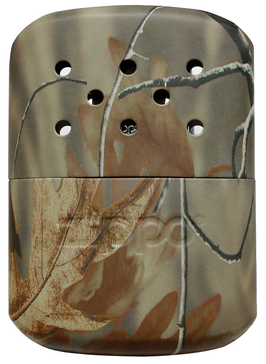 Каталитическая грелка Zippo. 4042040420 Каталитическая грелка Zippo. 4042040420Каталитическая бензиновая грелка для рук. Удобная и компактная, легко помещается в кармане или перчатке. Непрерывная работа возможна в течении более 12 часов. Будет полезна туристам, охотникам, рыболовам, тем, чья работа связана с долгим пребыванием на холоде. Грелка Zippo High Polish Chrome выделяет тепло путем каталитического горения. Пары топлива проходят через каталитический патрон, где окисляются кислородом – происходит беспламенное горение. Полной заправки хватает более чем на 12 часов работы. Катализатор – стекловолокно, покрытое тонким слоем платины. Для заправки настоятельно рекомендуется специальное очищенное топливо Zippo, так как использование обычного бензина быстро загрязнит катализатор, приведя его в негодность. Грелка Zippo имеет небольшой размер, что позволяет хранить ее в любом кармане или перчатке. Корпус грелки нагревается до 70° C, поэтому держать ее необходимо, предварительно поместив в чехол. Экологически безопасна, практически не...