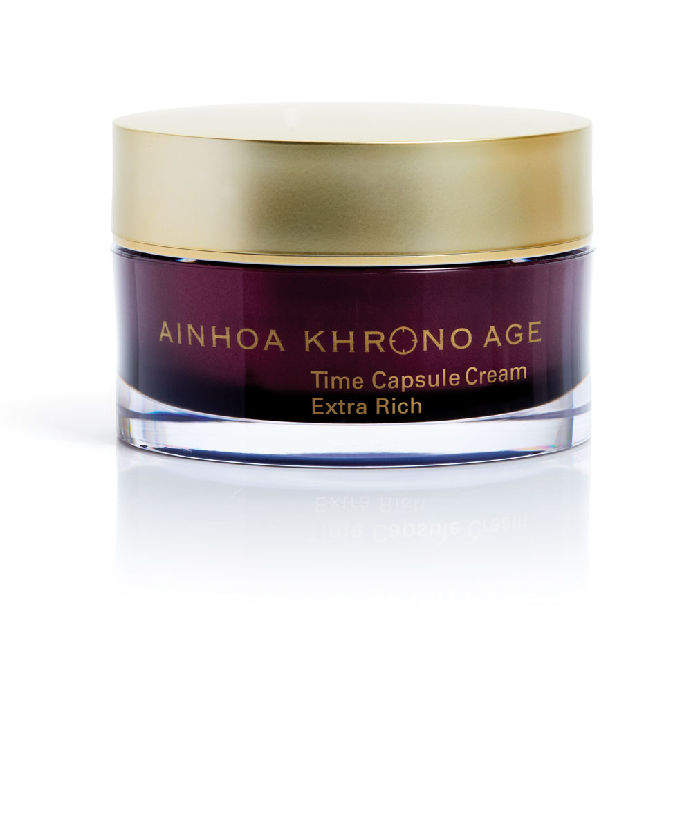 Ainhoa Khrono Age Антивозрастной крем Капсула времени для сухой кожиR3003 Ainhoa Khrono Age Антивозрастной крем Капсула времени для сухой кожиR3003Формула этого крема обогащена ненасыщенными жирными кислотами, что особенно полезно для сухой и обезвоженной кожи. Крем с прогрессивным комплексным подходом против старения, помогает предотвратить появление морщин. Эксклюзивным ингредиентом формулы этого крема является ChronodynTM - источник клеточной жизнеспособности и энергии , которая поддерживает способность к регенерации кожи. Плюс мощные антивозрастные активные ингредиенты, такие как глицин, соевый лецитин, масло жожоба, экстракт мимозы – все это обеспечивает коже длительное увлажнение, защиту его свободных радикалов и питание. Восстанавливается тонус и упругость кожи, она выглядит более молодой и отдохнувшей. Подходит для сухой зрелой кожи. Можно использовать в любое время года.