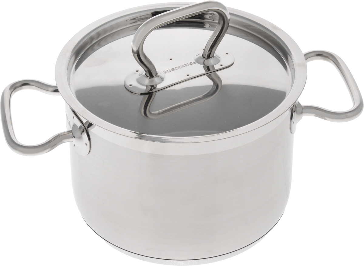 Кастрюля Tescoma Home Profi с крышкой, 1,5 л774014 Кастрюля Tescoma Home Profi с крышкой, 1,5 л774014Кастрюля Tescoma Home Profi изготовлена из первоклассной нержавеющей стали 18/10 с матовой полировкой. Благодаря компактной цельнонержавеющей конструкции с массивными и широкими ручками, она замечательно подходит для профессионального и домашнего использования. Изделие снабжено толстым многослойным дном. Тепло с плиты передается вовнутрь посуды постепенно, без скачков и равномерно по целой площади дна, что упрощает приготовление и препятствует пригоранию. Многослойное дно обладает замечательными термоаккумуляционными свойствами, которые помогают экономить энергию. Плиту можно выключить заранее перед окончанием приготовления, которое проходит и при низкой мощности плиты. Блюда, оставленные в посуде, дольше остаются горячими. Кастрюля снабжена удобными ручками, а также крышкой. Посуда серии Home Profi изготовлена таким образом, чтобы соответствовать требованиям к посуде для интенсивного и длительного использования. Пригодна...