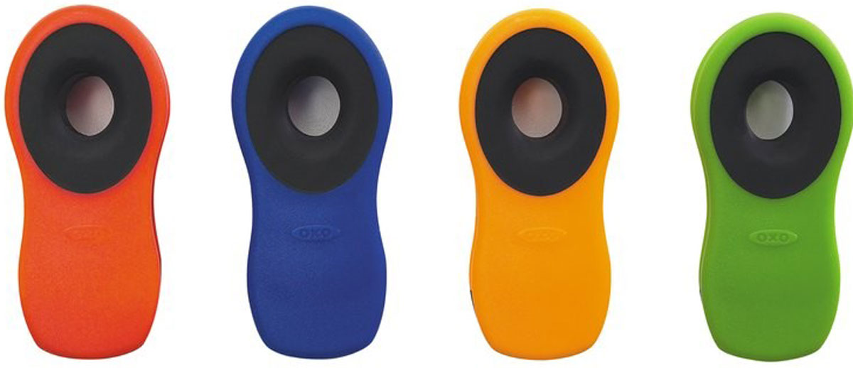 Набор клипс Oxo Good Grips, 4 шт1064374 Набор клипс Oxo Good Grips, 4 шт1064374Набор Oxo Good Grips состоит из четырех клипс, изготовленных из прочной пластмассы. Клипсы оснащены специальными магнитами, которые позволят прикреплять предметы к металлическим поверхностям. Изделия отлично подходят для закрывания пакетов с пищевыми продуктами, документов и многого другого. Длина клипс: 7,5 см.