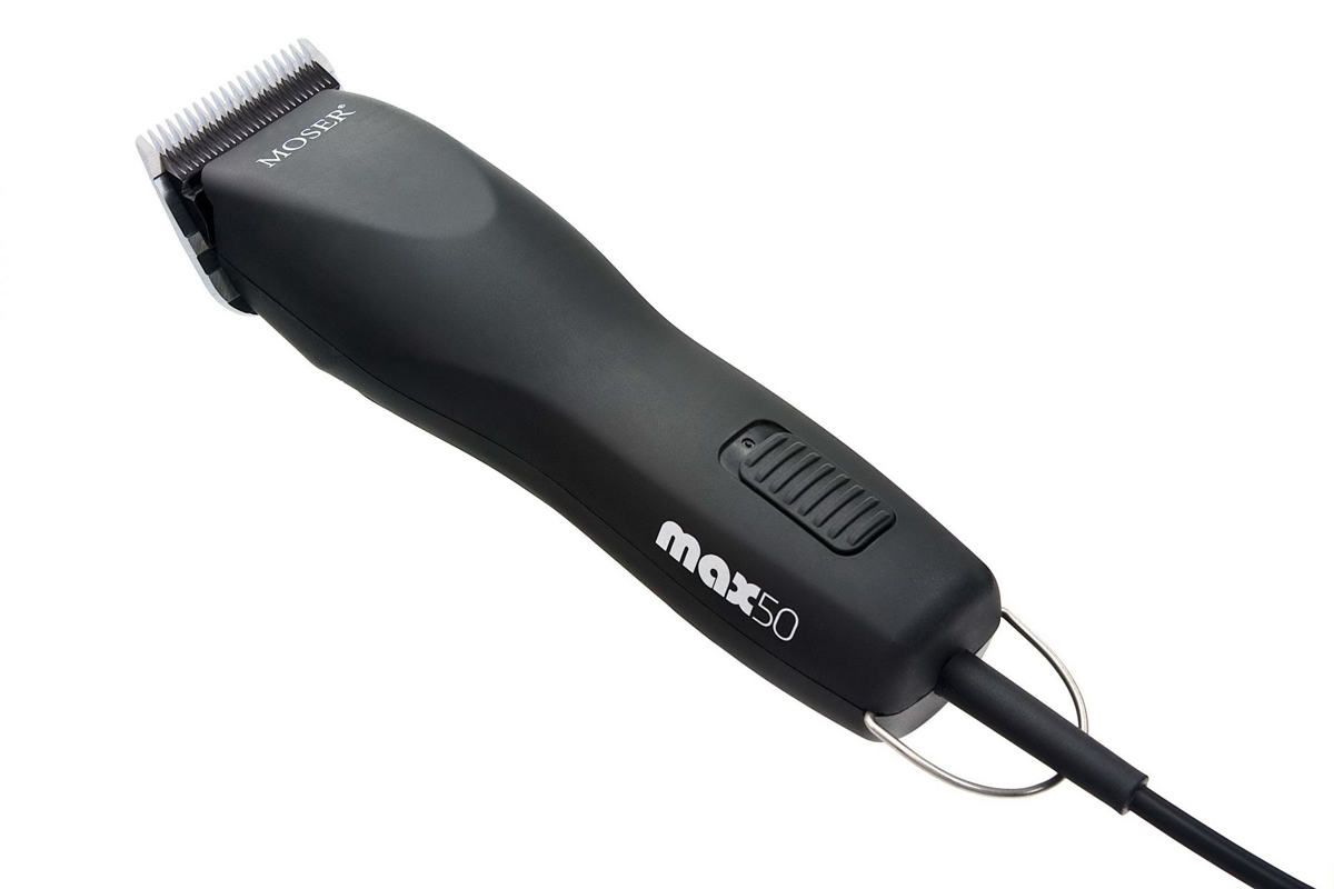 Машинка для стрижки животных Moser Max 501250-0050 Машинка для стрижки животных Moser Max 501250-0050Машинка Moser Max 50 - это профессиональная сетевая машинка для стрижки животных. Эргономичный корпус изделия выполнен из прочного пластика. Специальная накладка на корпусе и отличная балансировка по весу гарантируют удобный хват. Профессиональный ножевой блок изготовлен из нержавеющей стали с высокоточной полировкой и высотой среза 1 мм. Фиксирующая кнопка делает процесс замены и обслуживания ножевого блока удобным и простым. Машинка очень мощная, но при этом она удивительно легкая и тихая. Гибкий кабель длиной 3 метра дает полную свободу движения. Машинка создана для достижения безупречных результатов при стрижке крупных животных. Невероятно легка и проста в управлении, заметно облегчает стрижку любых животных. Очень долговечная. Легко ухаживать. В комплекте поставляется: машинка для стрижки, ножевой блок 1 мм, масло для смазки, щеточка для чистки, две насадки со стальными зубцами 6 мм и 13 мм, инструкция на русском языке. Размер машинки: 19...
