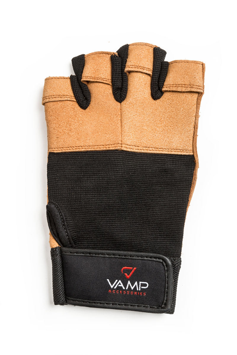 Перчатки для фитнеса Vamp мужские, цвет: коричневый. 530. Размер LV-799 Перчатки для фитнеса Vamp мужские, цвет: коричневый. 530. Размер LV-799Мужские перчатки повышенной прочности – для серьезных нагрузок. Для пауэрлифтинга и бодибилдинга. - Легко и просто снимаются с руки после тяжелой тренировки благодаря специальным вкладкам на пальцах. - Застежка на липучке прочно фиксирует перчатку и удобно регулируется. - Между пальцами вставлена многослойная лайкра.