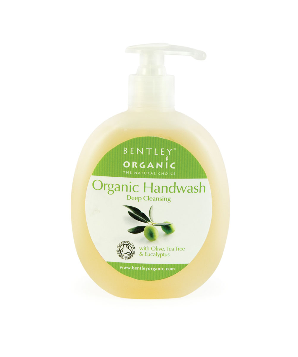 Bentley Organic Мыло жидкое Глубокоочищающее с Оливой, Чайным Деревом и Эвкалиптом 250 мл843389000069 Bentley Organic Мыло жидкое Глубокоочищающее с Оливой, Чайным Деревом и Эвкалиптом 250 мл843389000069Жидкое глубоко очищающее мыло Bentley Organic Deep CleansingHandwash with Olive, Tea Tree & Eucalyptus подходит для кожи любого типа, особенно для склонной к жирности, и создано с использованием деликатных моющих компонентов, не нарушающих естественный баланс кожи. Сочетание анти-бактериальных и очищающих свойств оливы, чайного дерева и эвкалипта делают кожу мягкой и оставляют свежесть. Чайное дерево - обладает антибактериальным действием Эвкалипт - смягчает, проникает глубоко, придает аромат Олива - увлажняет, смягчает и восстанавливает кожу Дерматологически испытано.