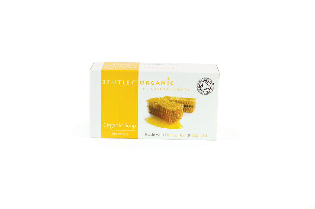 Bentley Organic Мыло Смягчающее с Медом и Отрубями 150 г8433890000454 Bentley Organic Мыло Смягчающее с Медом и Отрубями 150 г8433890000454Органическое смягчающее мыло Bentley Organic Smoothing Soap Bar with Honey, Bran & Oatmeal подходит для кожи любого типа и создано с использованием деликатных моющих компонентов, не нарушающих естественный баланс кожи. Отруби овса обеспечат коже укрепляющую тренировку, а сухие и грубые участки кожи будут нежно удалены. Мед придаст коже влагу, а экстракт ванили дополнит приятным ароматом. Дерматологически испытано.