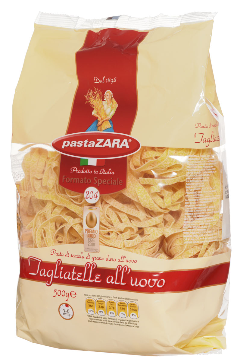 Pasta Zara Клубки яичные средние тальятелле макароны, 500 г8004350231048 Pasta Zara Клубки яичные средние тальятелле макароны, 500 г8004350231048Макаронные изделия Pasta Zara - одна из самых популярных марок итальянских макаронных изделий в России. Продукция под торговой маркой Паста Зара сочетает в себе современность технологий производства и традиционное итальянское качество. Макаронные изделия Pasta Zara представлены более чем в 80 странах мира. Макароны Pasta Zara выпускаются в Италии с 1898 года семьёй Браганьоло уже в течение четырёх поколений. Компания Pasta Zara - это семейный бизнес, который вкладывает более, чем вековой опыт работы с макаронными изделиями в создание и продвижение своего продукта, тщательно отслеживая сохранение традиций. Макаронные изделия Pasta Zara Клубки изготовляются только из высококачественной муки твердых сортов пшеницы. По вкусу макароны максимально приближены к тем, что когда-то готовили дома, раскатывая скалкой.