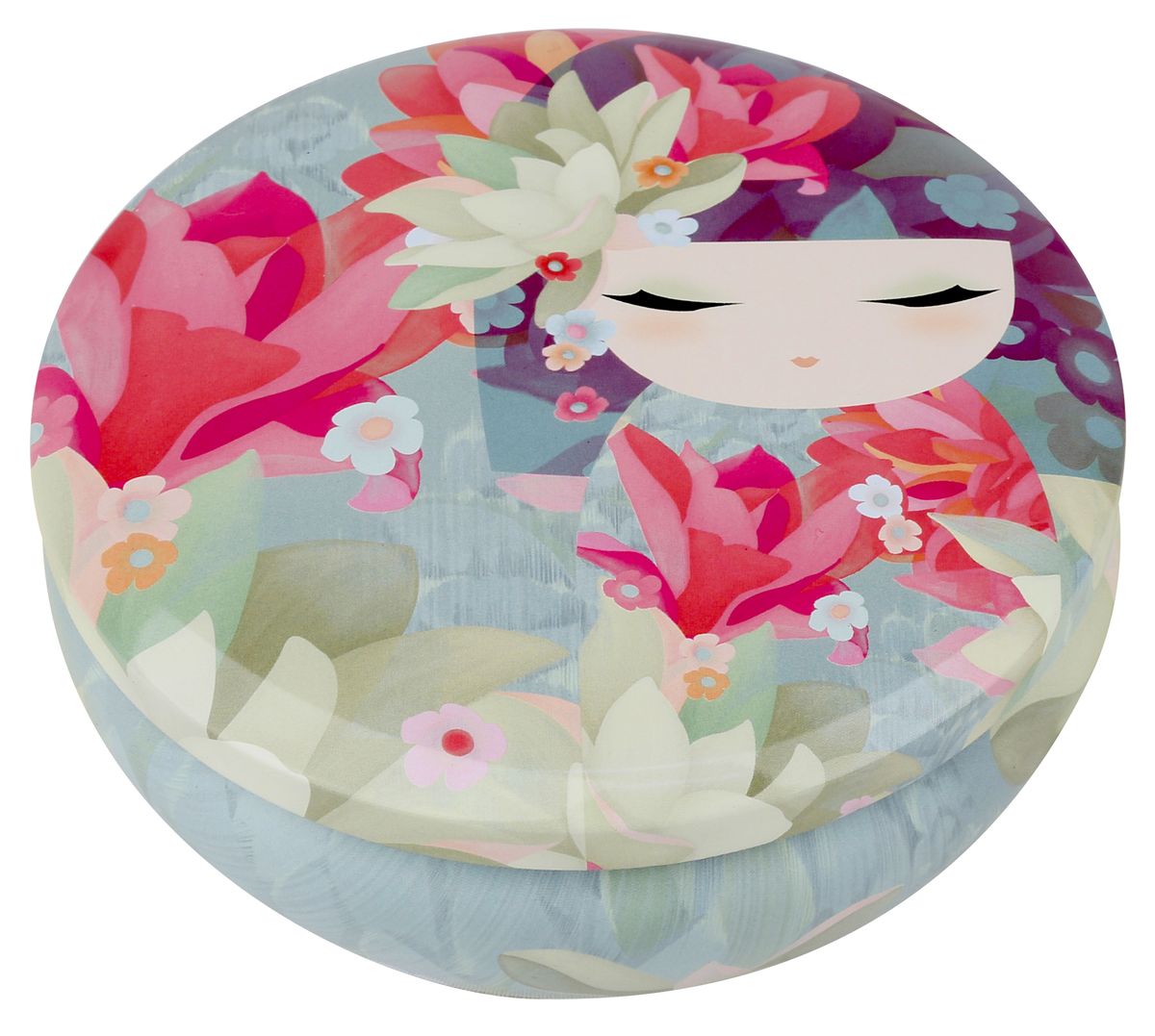 Шкатулка жестяная Kimmidoll Такара (Удача). KH0966KH0966 Шкатулка жестяная Kimmidoll Такара (Удача). KH0966KH0966Шкатулка Kimmidoll Такара (Удача) изготовлена из жести и оформлена изображением японской куколки кокеши. Шкатулка содержит вместительное отделение, надежно закрывающееся крышкой. Такая шкатулка не только надежно сохранит вашу бижутерию, но и станет необычным украшением интерьера. Привет, меня зовут Такара! Я талисман удачи! Мой дух постоянно находится в творческом поиске. Ваша творческая натура и жажда открытий раскрывают секрет моего духа. Сохраняйте смелость и не бойтесь пробовать что-то новое, и вам обязательно улыбнется удача.