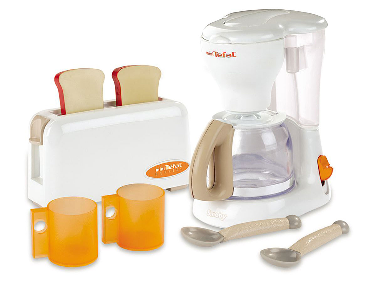 Smoby Игровой набор Тостер и кофеварка Tefal24550 Smoby Игровой набор Тостер и кофеварка Tefal24550Игровой набор Тостер и кофеварка Tefal привлечет внимание вашего маленького кулинара и не позволит ему скучать. Набор включает в себя тостер с двумя кусочками хлеба и кофеварку вместе с прозрачным кофейником с удобной ручкой. Дополнен набор двумя кружками и ложечками. Игрушечный тостер очень похож на настоящий кухонный прибор! Поместите тосты внутрь прибора, нажмите рычаг сбоку, и тосты выпрыгнут наружу с громким звуком. С тостером ваш малыш сможет приготовить для своих игрушек замечательный вкусный завтрак! Кофеварка Tefal со шкалой уровня воды привлечет внимание вашей малышки и займет достойное место на детской кухне. В кофеварку можно заливать воду, а после нажатия кнопки включения вода сама наливается в кофейник. В комплекте с кофеваркой идет прозрачный кофейник с удобной ручкой. Теперь ваша юная хозяйка сможет приготовить вкусный кофе для своих игрушек. Игрушечная бытовая техника не только развлекает ребенка, но и знакомит его с правилами использования...