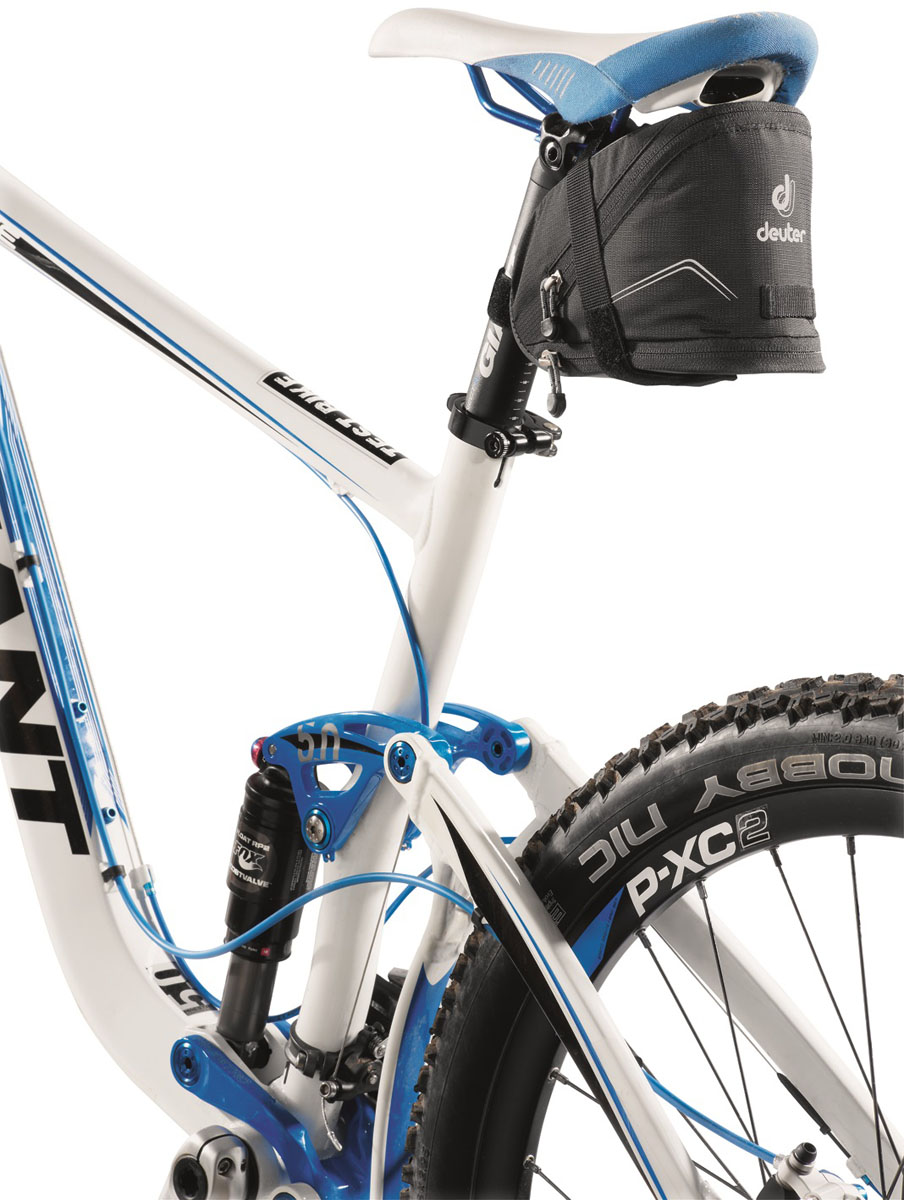 Сумка под седло Deuter 2015 Bike Accessoires Bike Bag II, цвет: черный, 1,1л32612_7000 Сумка под седло Deuter 2015 Bike Accessoires Bike Bag II, цвет: черный, 1,1л32612_7000Подседельные сумки с быстрой системой крепления Klick?n Go. Светоотражающие полосы повышают безопасность на вечерней дороге. В дополнение можно прикрепить к петле фонарик безопасности. Достаточно места для размещения инструментов, запасной камеры, ключей и мелких деталей. Увеличенный вариант сумки оснащен дополнительной секцией на молнии, в которую можно положить легкую куртку. Моющаяся внешняя ткань.