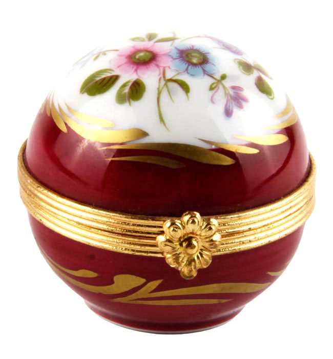 Яйцо-шкатулка от Limoges. Фарфор, роспись, деколь. Limoges, Франция, вторая половина XX векаЗеркальце 11 Яйцо-шкатулка от Limoges. Фарфор, роспись, деколь. Limoges, Франция, вторая половина XX векаЗеркальце 11Яйцо-шкатулка от Limoges. Фарфор, роспись, деколь. Limoges, Франция, вторая половина XX века. Высота шкатулки 3,5 см, длина 5 см, ширина 3,5 см. Сохранность хорошая. На дне шкатулки с обратной стороны клеймо производителя: Limoges France. Шкатулка выполнена в классическом стиле лиможского фарфора, украшена ручной росписью и золотой деколью. На крышке шкатулки миниатюра на цветочную тему. Благородная красота лиможского фарфора и безупречный стиль исполнения делают изделие великолепным подарком и истинным украшением Вашего собрания изысканного фарфора!