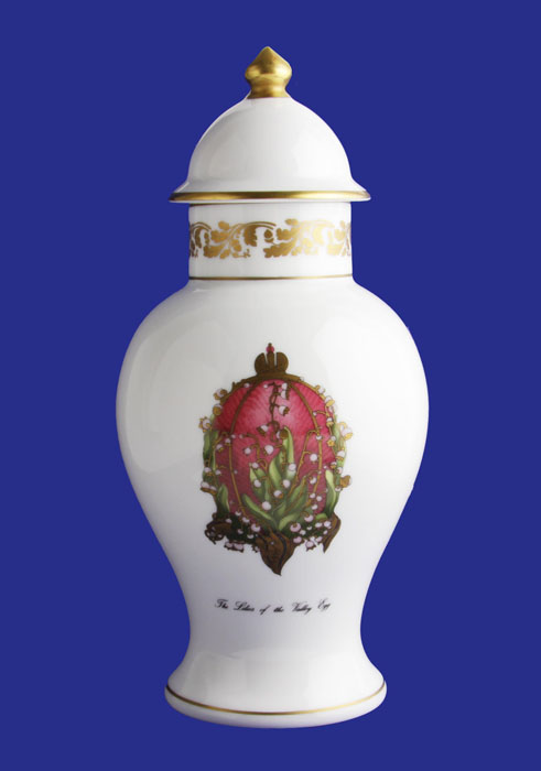 Ваза Фаберже Яйцо Ландыши. Фарфор, деколь, роспись. Faberge, Франция, конец XX векаSKV10-12 Ваза Фаберже Яйцо Ландыши. Фарфор, деколь, роспись. Faberge, Франция, конец XX векаSKV10-12Ваза Фаберже Яйцо Ландыши. Фарфор, деколь, роспись. Faberge, Франция, конец XX века. Высота 24 см, диаметр 11,5 см. Сохранность хорошая. На основании вазы клеймо Faberge. Коллекционная ваза от Фаберже. В центре ваза с двух сторон украшена изображением яйца Фаберже Яйцо Ландыши. Это яйцо было изготовлено на фабрике Фаберже в 1898 году и предназначалось в качестве пасхального подарка для Александры Федоровны. Великолепный подарок коллекционеру и ценителю редких и изысканных вещей!