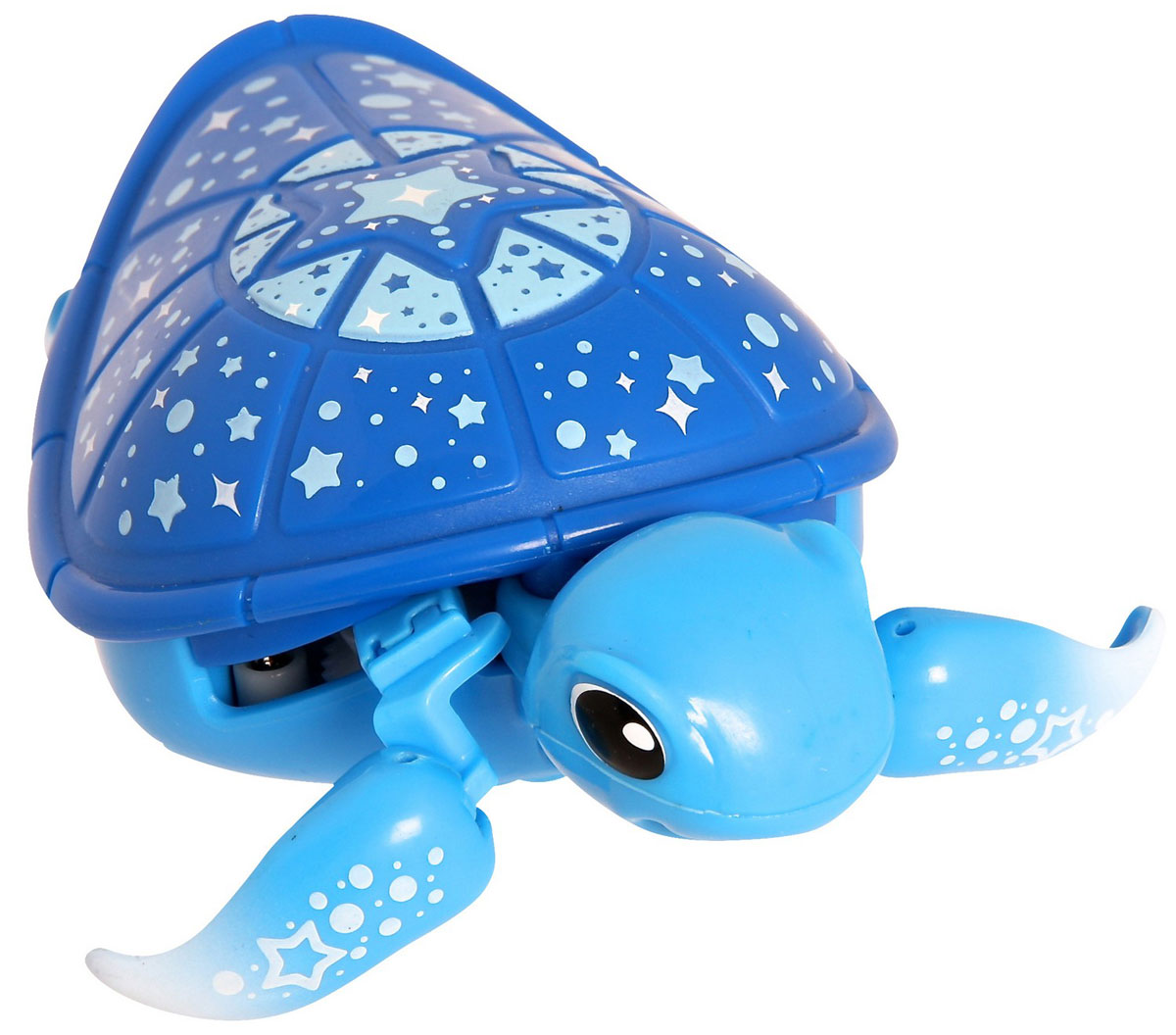 Moose Интерактивная игрушка Черепашка в аквариуме28046 (28148) Moose Интерактивная игрушка Черепашка в аквариуме28046 (28148)Интерактивная игрушка Moose Черепашка в аквариуме без сомнения заинтригует детей, которые очень любят животных. Игрушка выполнена из прочных материалов и обладает интересным окрасом. От своих живых собратьев черепашка отличается яркой расцветкой. Голова и ласты выкрашены в голубой цвет, а ее синий панцирь украшен разнообразными звездочками. На брюшке черепахи находится кнопка для включения — выключения игрушки. Питомец отлично ползает по суше, а так же плавает в воде. При движении черепашка передвигает ластами и шевелит головой словно настоящая. В комплекте с черепашкой идет специальная коробка с ручкой. Ее можно использовать для переноски питомца или же, как аквариум. Дно коробки имитирует берег и песчаное дно. Оно не пропускает воду. Купание с таким питомцем обязательно вызовет у ребенка неподдельный восторг, даже нелюбимое занятие как мытье головы пройдет незамеченным. Для работы понадобится батарейка типа ААА (в комплект не входит).
