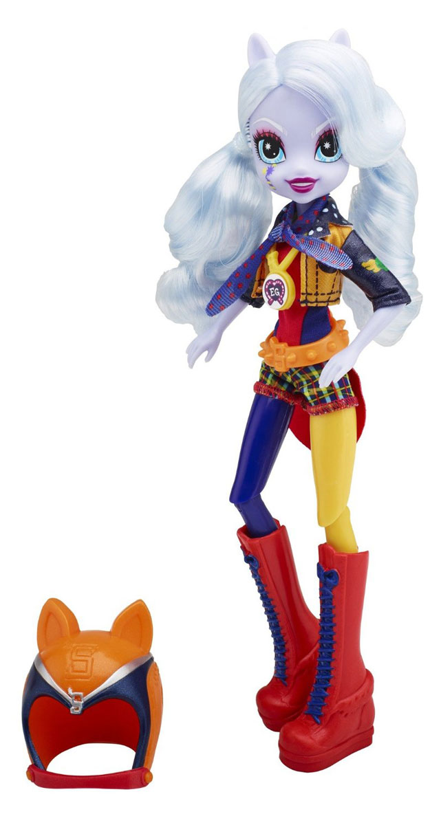 My Little Pony Кукла SugarcoatB1772EU4_B3780 My Little Pony Кукла SugarcoatB1772EU4_B3780Кукла My Little Pony Sugarcoat несомненно станет отличным подарком для каждой девочки! В коллекции Equestria Girls Sugarcoat предстает в своем обычном повседневном образе. У куклы очень необычное цветовое сочетание, ее стиль очень яркий и привлекающий внимание. Волосы красавицы нестандартного цвета - голубые. Спереди они разделены на прямой пробор, локоны собраны в два хвоста. Можно распустить эту прическу и придумывать новые, волосы куклы густо прошиты. На личике Sugarcoat красуется милая улыбка. У нее большие глаза и белые брови. На одной щеке у куклы аккуратный рисунок, который символизирует кьюти-марку. Голова куклы поворачивается, руки и ноги подвижны, сгибаются в локтях и коленях, благодаря чему кукле можно придавать различные позы. Наряд куклы состоит из черно-желтой куртки и шорт с оригинальным принтом. Образ дополняют красные ботинки, шлем и очки. В комплект вместе с куклой входит коллекционная карточка. А еще у куклы имеется необычный аксессуар - ожерелье с...