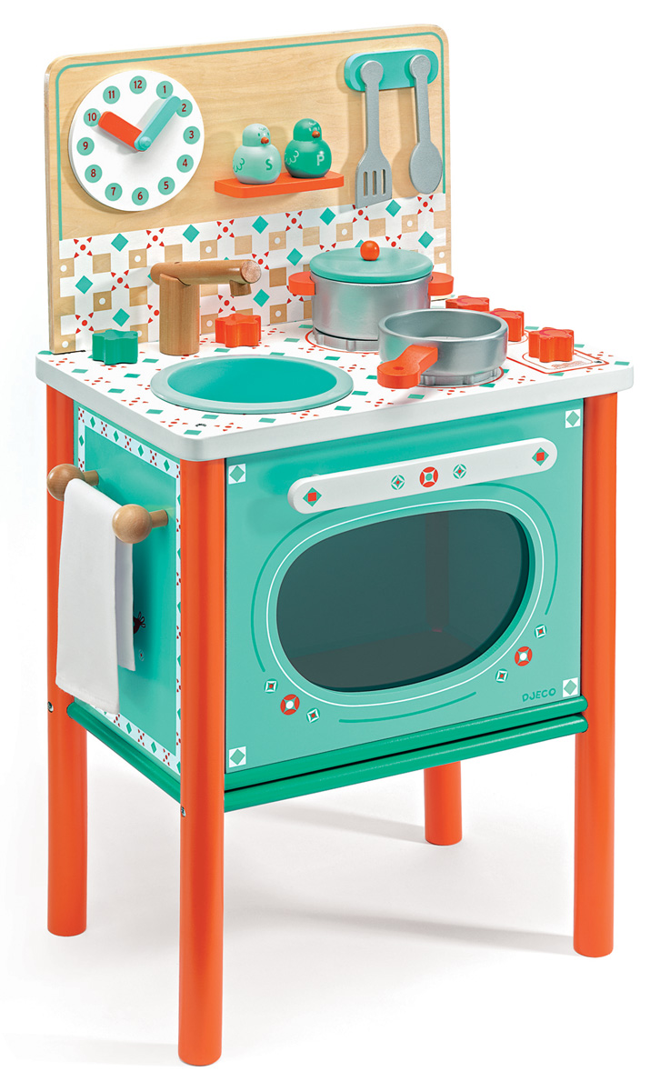 Djeco Игровой набор Маленький завтрак06626 Djeco Игровой набор Маленький завтрак06626На этой замечательной детской кухне есть все самое необходимое для того, чтобы приготовить вкусный обед для своих игрушечных друзей. Варочная панель имеет 2 конфорки. Дверца плиты открывается и внутрь можно поставить посуду для приготовления. С помощью часиков можно познакомиться с числами и временем. В комплекте есть также множество аксессуаров, которые сделают игру интереснее: сковородка, кастрюля, солонка и перечница, полотенце, ложечка и лопатка. Кухня выполнена в красивых тонах. Дерево покрыто безопасными нетоксичными красками. Набор прекрасно развивает моторику маленьких ручек малыша, фантазию и воображение.