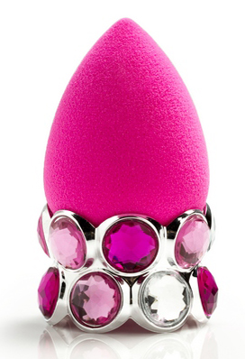 Beautyblender Спонж original + bling.ring1030 Beautyblender Спонж original + bling.ring1030Известный визажист, создающая безупречный и сияющий вид, работающая с макияжами знаменитостей, Рея Энн Сильва изменила подход к макияжу женщин с помощью революционного средства beautyblender. Изначально созданный для профессионалов спонж beautyblender помогал выглядеть безупречно на съемках с использованием камер высокой четкости. Распространившись очень быстро в среде визажистов спонж beautyblender стал не только секретом на съемочной площадке, о нем говорили и его обсуждали в Твиттере. Благодаря своему безлатексному материалу с эксклюзивной структурой открытой ячейки, возможностью повторного использования и простому процессу нанесения (увлажнить/сжать/нанести) спонж beautyblender стал средством, без которого ни один фанат макияжа или ухода за собой не сможет обойтись. Революционная форма делает его использование очень простым, благодаря способности добраться до труднодоступных участков с удивительной лёгкостью. Полностью отсутствуют линии и полосы, которые оставляют угловые и...