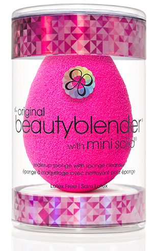Beautyblender Спонж original и мини мыло для очистки Solid Blendercleanser1035 Beautyblender Спонж original и мини мыло для очистки Solid Blendercleanser1035Известный визажист, создающая безупречный и сияющий вид, работающая с макияжами знаменитостей, Рея Энн Сильва изменила подход к макияжу женщин с помощью революционного средства beautyblender. Изначально созданный для профессионалов спонж beautyblender помогал выглядеть безупречно на съемках с использованием камер высокой четкости. Распространившись очень быстро в среде визажистов спонж beautyblender стал не только секретом на съемочной площадке, о нем говорили и его обсуждали в Твиттере. Благодаря своему безлатексному материалу с эксклюзивной структурой открытой ячейки, возможностью повторного использования и простому процессу нанесения (увлажнить/сжать/нанести) спонж beautyblender стал средством, без которого ни один фанат макияжа или ухода за собой не сможет обойтись. Революционная форма делает его использование очень простым, благодаря способности добраться до труднодоступных участков с удивительной лёгкостью. Полностью отсутствуют линии и полосы, которые оставляют угловые и...