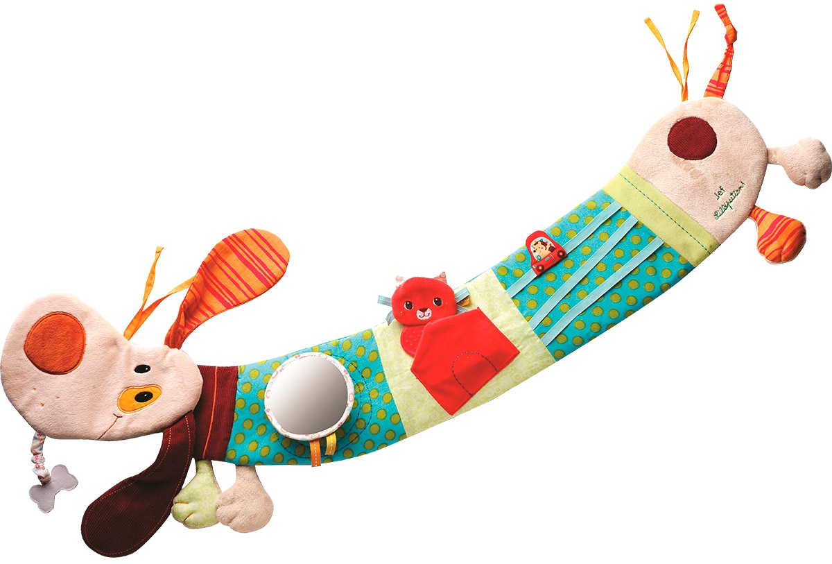 Lilliputiens Развивающая игрушка Собачка Джеф 8638786387 Lilliputiens Развивающая игрушка Собачка Джеф 8638786387Бывают такие собаки, которые месяцами не мешают ребенку. Они мирно висят на автокресле, кроватке или коляске, пока он не проснется и не поиграет с ними. Также вежливо ведет себя развивающая игрушка Lilliputiens Собачка Джеф - щенок с длинными ушами, который живет в кроватке вашего малыша. Пока малыш совсем кроха, он просто висит на бортике, позволяя себя разглядывать. Через несколько месяцев малыш научится владеть своими ручками и заметит, что, случайно задевая Джефа, он заставляет его звенеть и вибрировать. Разноцветный песик со смешными лапками сшит из ярких тканей, чтобы ребенок рано стал различать цвета. Вскоре ваш малыш научится не просто случайно попадать по игрушке, но и хватать ее руками. Приятные сюрпризы вроде зеркальца и прочих фирменных секретов развивают мышление и воображение ребенка.